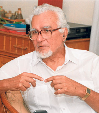 El escritor Miguel Donoso en julio del 2002.