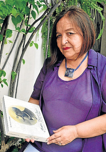 Antonieta Palacios y su libro.