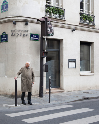 El restaurante está en el 84, Rue de Varenne de París.