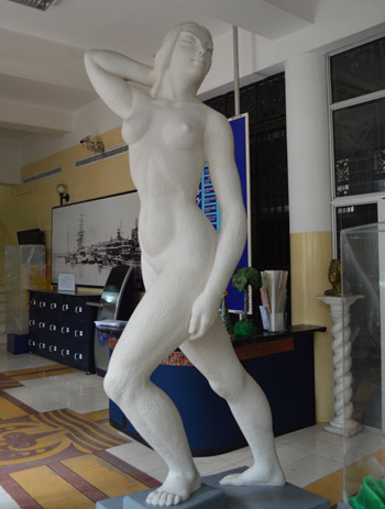 La Venus tropical que recibe a los visitantes en la Biblioteca Municipal.