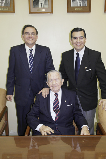 Enrique (i) y Carlos junto con su padre, Carlos Estarellas Merino.