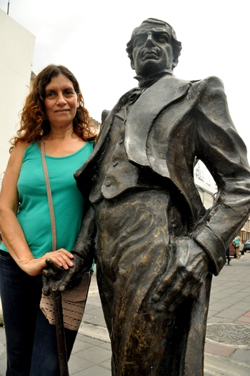 Diana Ponce junto a la escultura de Vicente Rocafuerte.