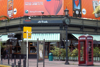 Café La Biela está ubicado en pleno barrio de Recoleta de la capital argentina.