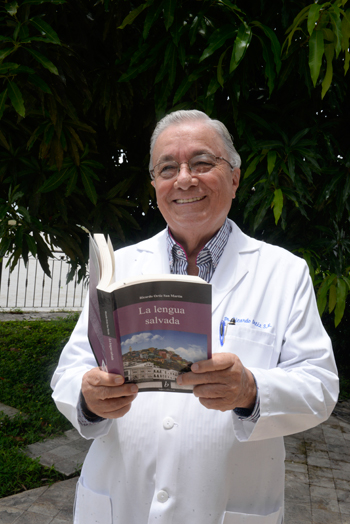 El doctor Ricardo Ortiz, autor del libro La lengua salvada.