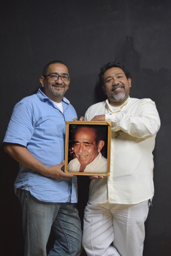 Andrés y Héctor Garzón con la imagen de su progenitor.