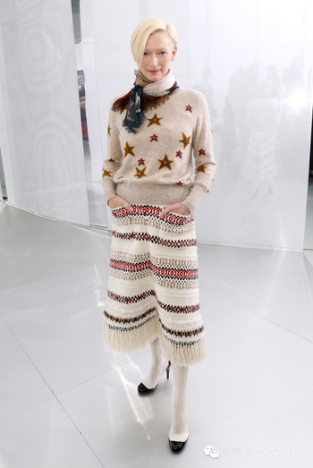 Vestida de Chanel Tilda Swinton vistió este conjunto elegante para el frío.
