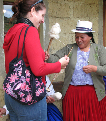 Los turistas ayudan a hilar en el centro Kushi Waira (Parcoloma).