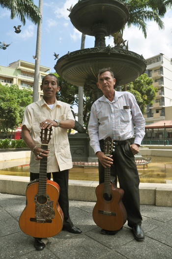 Dúo Vargas-Martillo, serenateros del Parque Centenario.