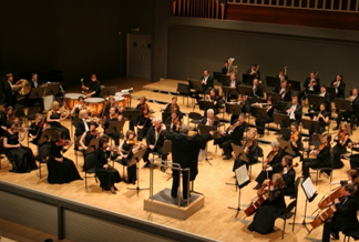 Ochenta y cinco músicos conforman la Orquesta Sinfónica de San Petersburgo.