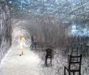 En silencio, de la artista japonesa Chiharu Shiota, quien usa hilos tejidos.