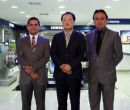 Francisco Rivas, gerente de Marketing; Juil Park, director de Samsung; y Carlos 