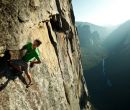 Alex Honnold escala sin cuerdas en Sentinel Rock (Yosemite). Utiliza magnesio en