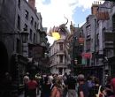 El Diagon Alley, abierto en julio con un dragón que vigila desde lo alto.