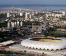 El estadio Vivaldo Lima, o Arena da Amazônia, se rodea de la riqueza industrial.