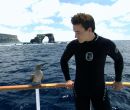 Rob Stewart en las islas Galápagos. Atrás, el arco de la isla Darwin.