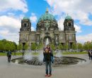 Jazmín y Steven frente a la catedral de Berlín (Alemania). 
