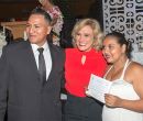 En la foto, una de las parejas: Marcos Mota y Nuri Manzabano, con Cynthia Viteri