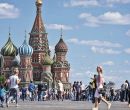 Turistas recorren en Moscú, Rusia, los aledaños de la Catedral de San Basilio.
