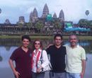 Los templos de Camboya  sorprendieron a Ricardo Rivadeneira (d), su esposa e hij