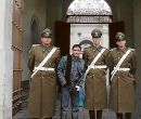 Henry Bustamante posa con guardias al ingreso del Palacio de la Moneda.