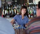 Sarah Weinstein, graduada de Boston University, administra un bar. 