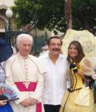 Monseñor Antonio Arregui con el alcalde Jaime Nebot, junto a las modelos.