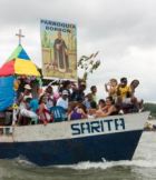 En La Tola y a bordo del Sarita, centenares de fieles de regiones aledañas a la 