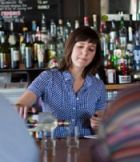 Sarah Weinstein, graduada de Boston University, administra un bar.