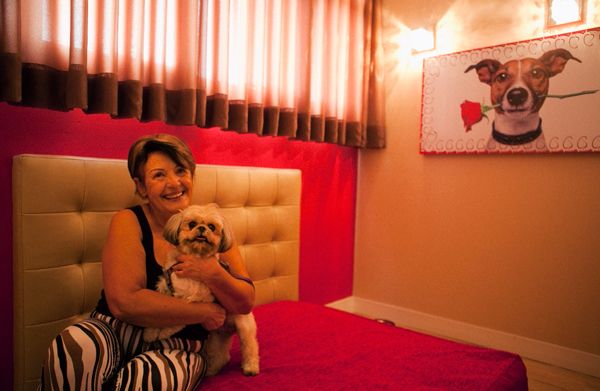 Una de las entusiastas del motel: Teresa Cristina Carvalho y su mascota Mel.