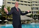 Franz Moser en la zona de piscina de su querido hotel Hilton Colón de Guayaquil.