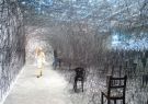 En silencio, de la artista japonesa Chiharu Shiota, quien usa hilos tejidos.