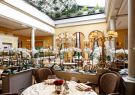 Restaurant Lasserre recrea el ambiente parisino, con aires de bistro, ofreciendo