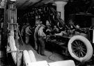 Trabajadores en una línea de ensamblaje en la Ford Motor Company en 1922.