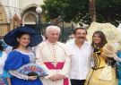 Monseñor Antonio Arregui con el alcalde Jaime Nebot, junto a las modelos.