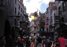 El Diagon Alley, abierto en julio con un dragón que vigila desde lo alto.