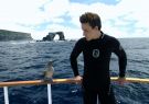 Rob Stewart en las islas Galápagos. Atrás, el arco de la isla Darwin.