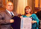  La concejala Luzmila Nicolalde le entregó un diploma en nombre del alcalde.