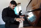 Ricardo Monteros a menudo emplea su piano para componer. 
