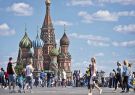 Turistas recorren en Moscú, Rusia, los aledaños de la Catedral de San Basilio.