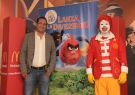 Kléber Molina, gerente de Marketing de McDonald’s Ecuador, junto a Ronald McDona