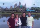 Los templos de Camboya  sorprendieron a Ricardo Rivadeneira (d), su esposa e hij