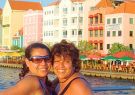 Gabriela (i) y Gina Reinoso visitaron Curazao, cuya capital, Willemstad, posee u