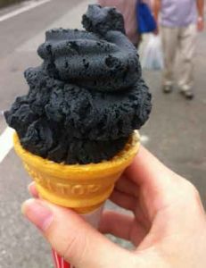 Sorbete de carbón, un helado extravagante que se lo vende en Japón.
