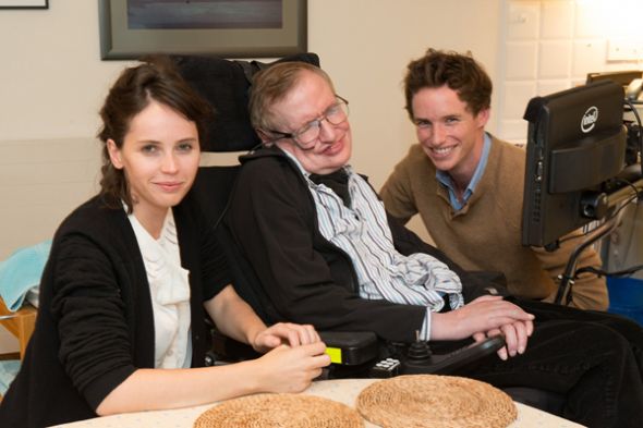 Felicity Jones (i), el científico Stephen Hawking y Eddie Redmayne.