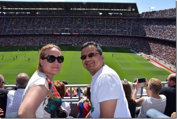Xavier Arias y su novia, Remedios Chaves, en el estadio de Barcelona.