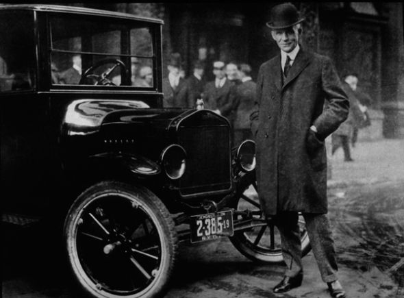 Henry Ford junto a un modelo T en Buffalo, Nueva York, en 1921.