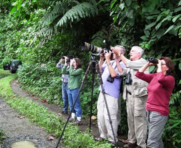 Turistas en pleno avistamiento de aves.