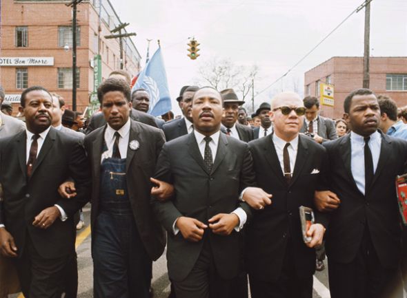 1965: Martin Luther King (centro) durante la marcha en Selma.