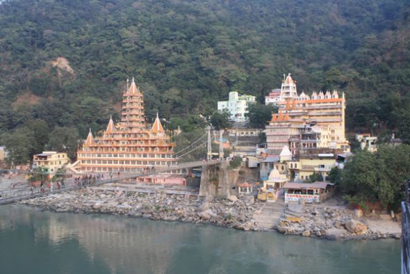 Los templos y monasterios tallan la arquitectura de Rishikesh en los Himalayas.