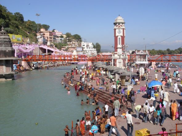 Miles de visitantes llegan a esta urbe a bañarse en las aguas del río Ganges.